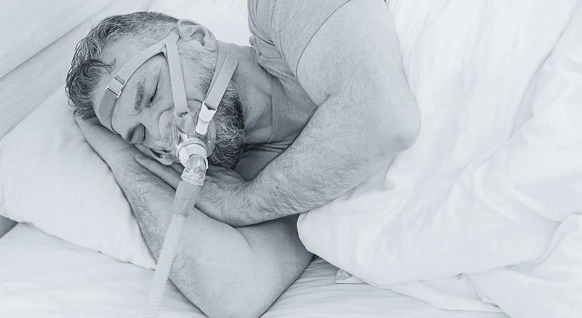 CPAP maskesi takarak uykuda olan bir kişi